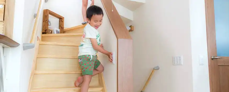 階段で遊ぶ子ども