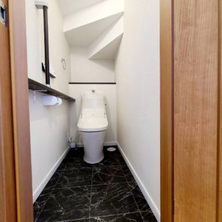 階段下を利用したトイレ