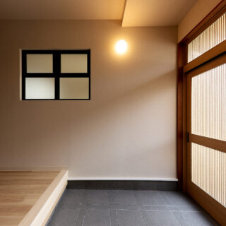 室内窓でつながる、家族が集う和モダンの家